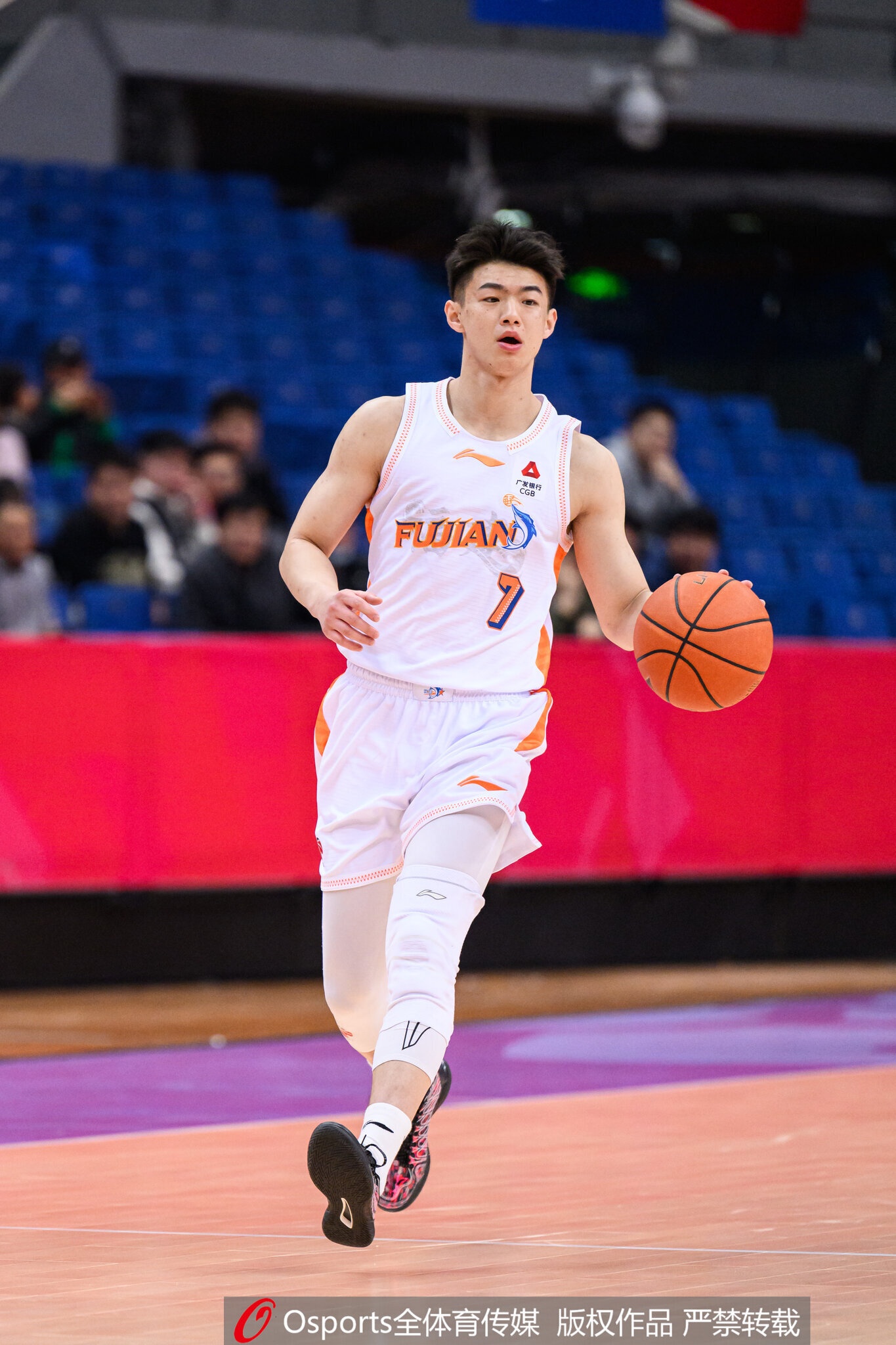 杨阿力：我想为球队奉献自己的一份力量 所以休赛期一直在训练封面