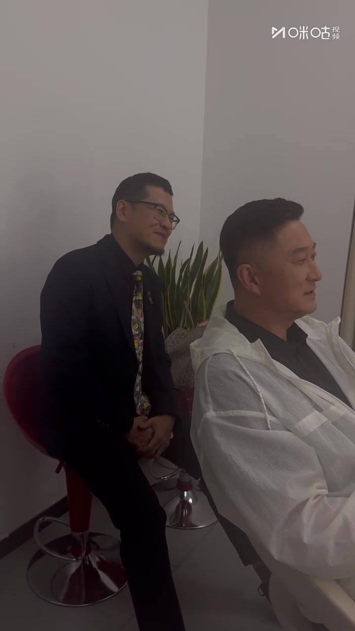 杜锋盛赞库里：跟草根球员互动 没有任何的大球星的架子封面
