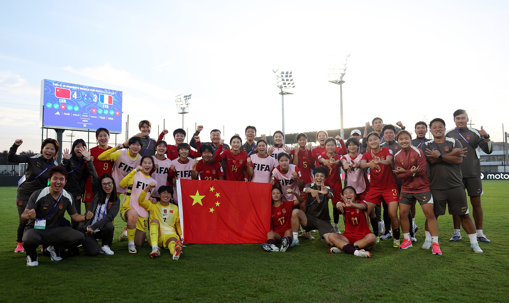 淘汰法国首进世少赛八强!U17女足赛后大合照,做出以下克上手势封面