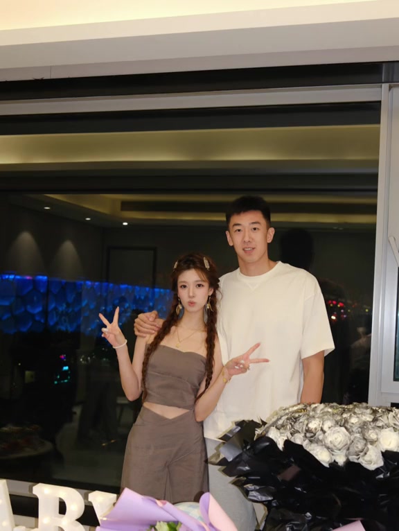 王少杰晒与女友一起庆祝生日的视频:三十而已 从容自在 平安顺遂封面