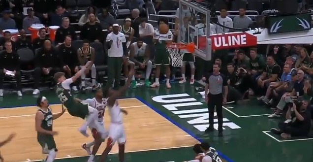 NBA官方:亚库乔尼斯在昨天对阵公牛的比赛中假摔 被罚款2000美元封面