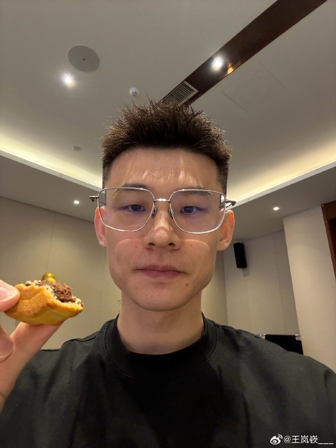 与队友一起吃月饼和聚餐!王岚嵚晒照:中秋快乐🎑封面