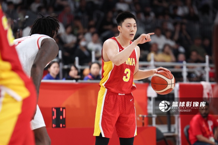 媒体人:锋线告急胡明轩客串三号位攻防拼尽全力 尽显队长担当封面