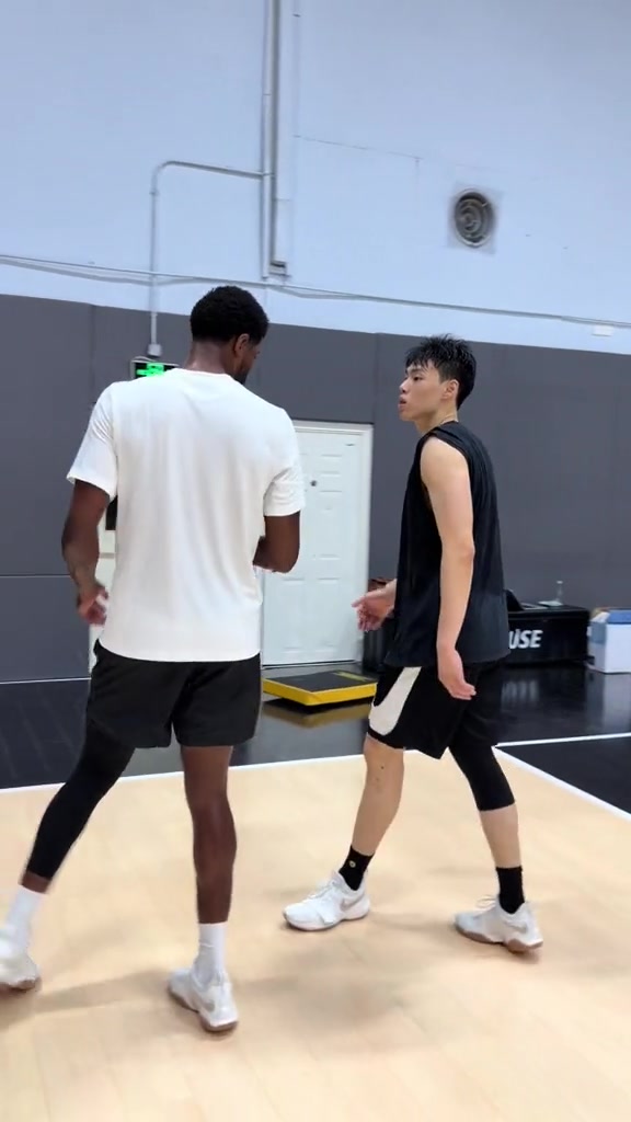干货满满!乔治对北控男篮球员江林俊进行了一对一的指导封面