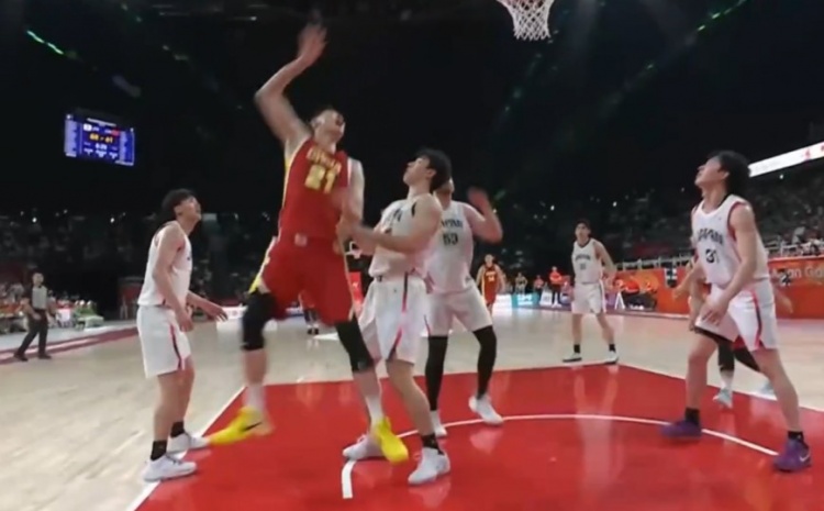 大秋也不容易！胡金秋捡到前场板顺势补篮 打成2+1再追3分封面