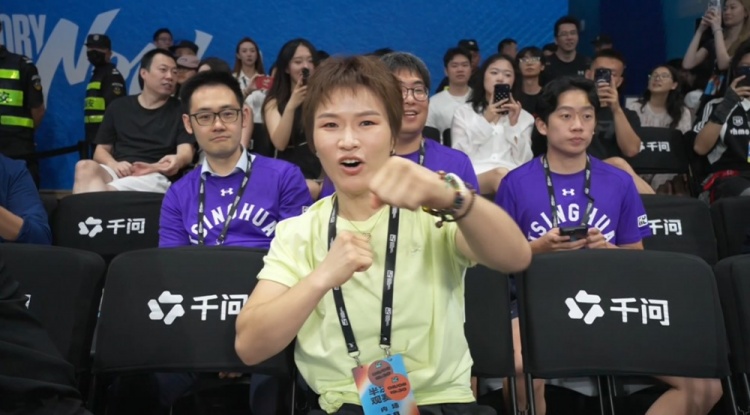 看看谁来了！综合格斗名将张伟丽到场观战AUBL半决赛 坐姚明旁边封面