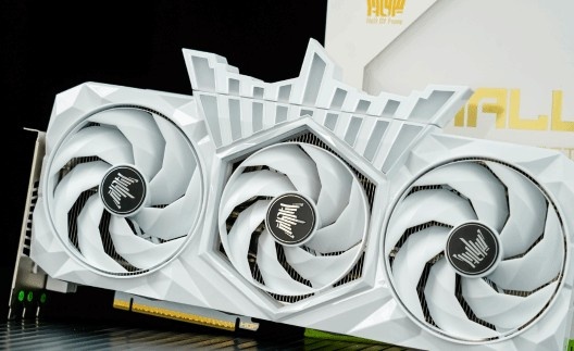 去年都能买5090了！影驰推RTX5080镶水晶版本 定价19999封面