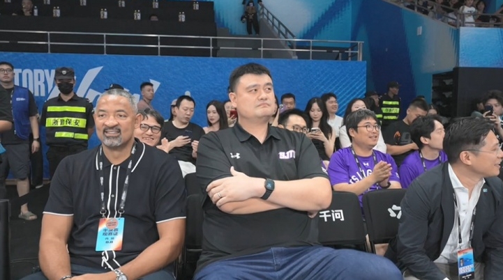 昔日火箭队友！AUBL半决赛清华vs上交 姚明和霍二叔来到现场观战封面