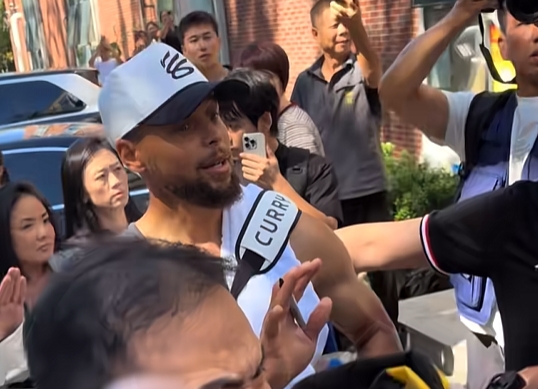 库里互动签名时罕见生气连续要求球迷退后！无奈秩序混乱只能离开封面
