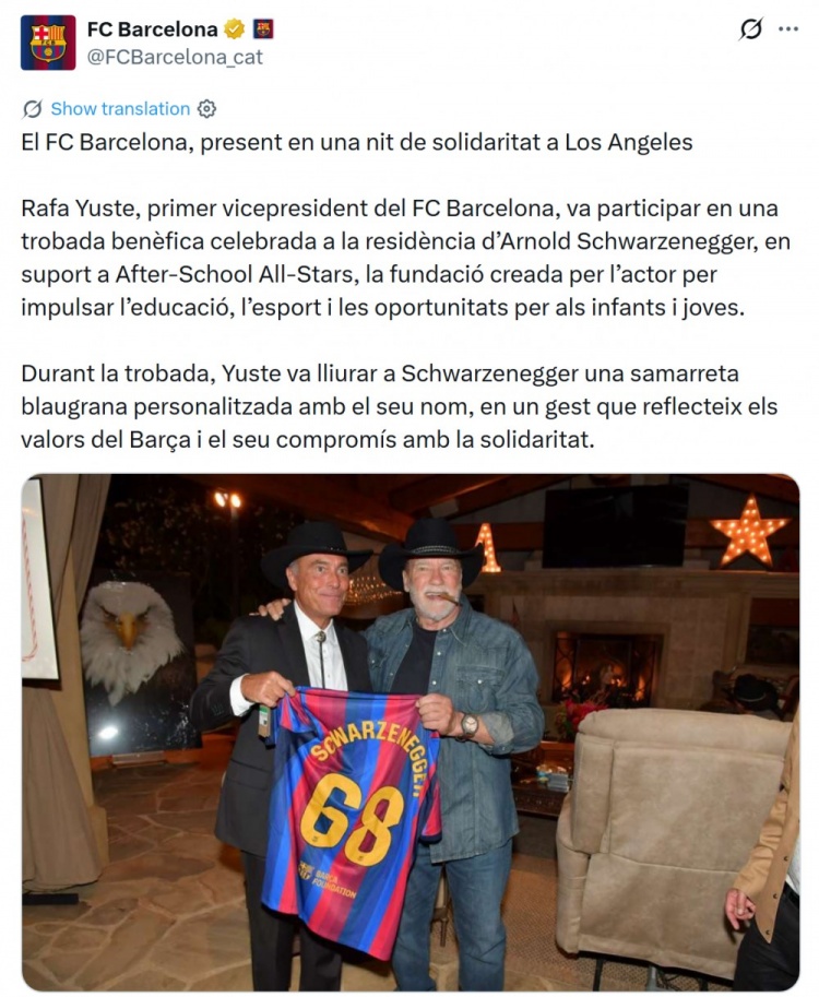 巴萨副主席尤斯特出席施瓦辛格慈善活动，向后者赠送球衣封面