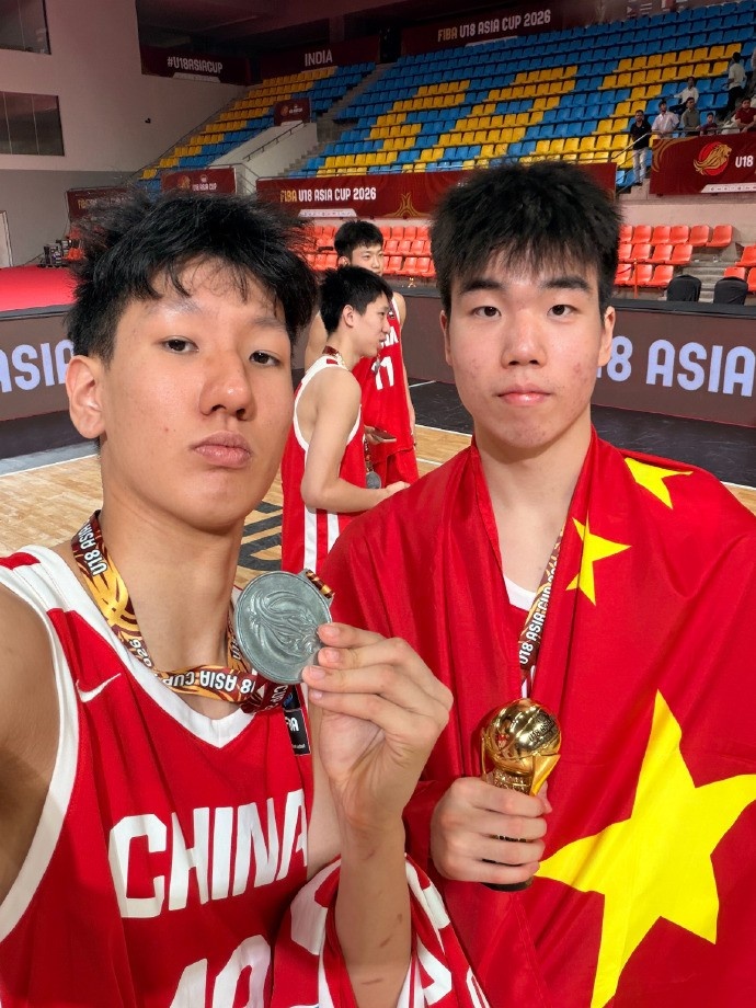 张懿赵杰发合照 杨易轩因发挥自责 记者：皆为成长养分未来更璀璨封面