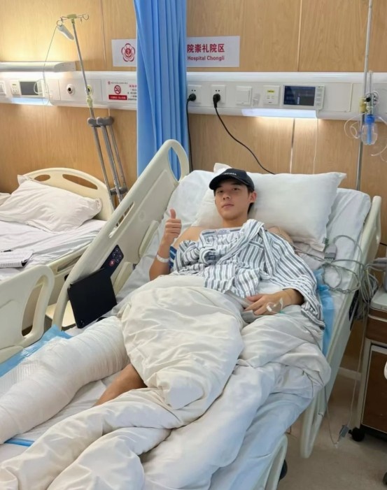 李嗣镕手术后社媒晒照：非常不幸再次遭遇伤病，养好伤重新出发封面