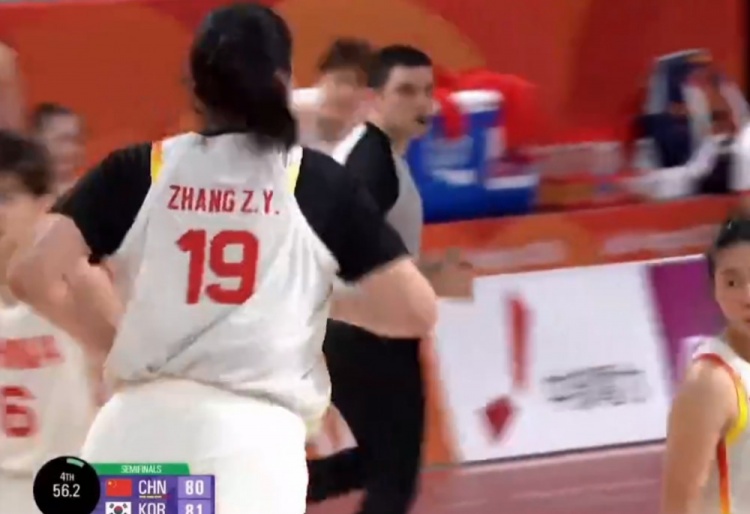 顶住!张子宇篮下上篮稳稳命中 中国女篮仅落后一分封面
