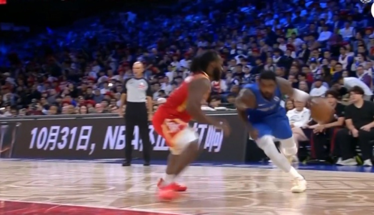 欢迎来到NBA！欧文华丽持球突然拔起 造火箭新秀桑顿犯规+2罚全中封面