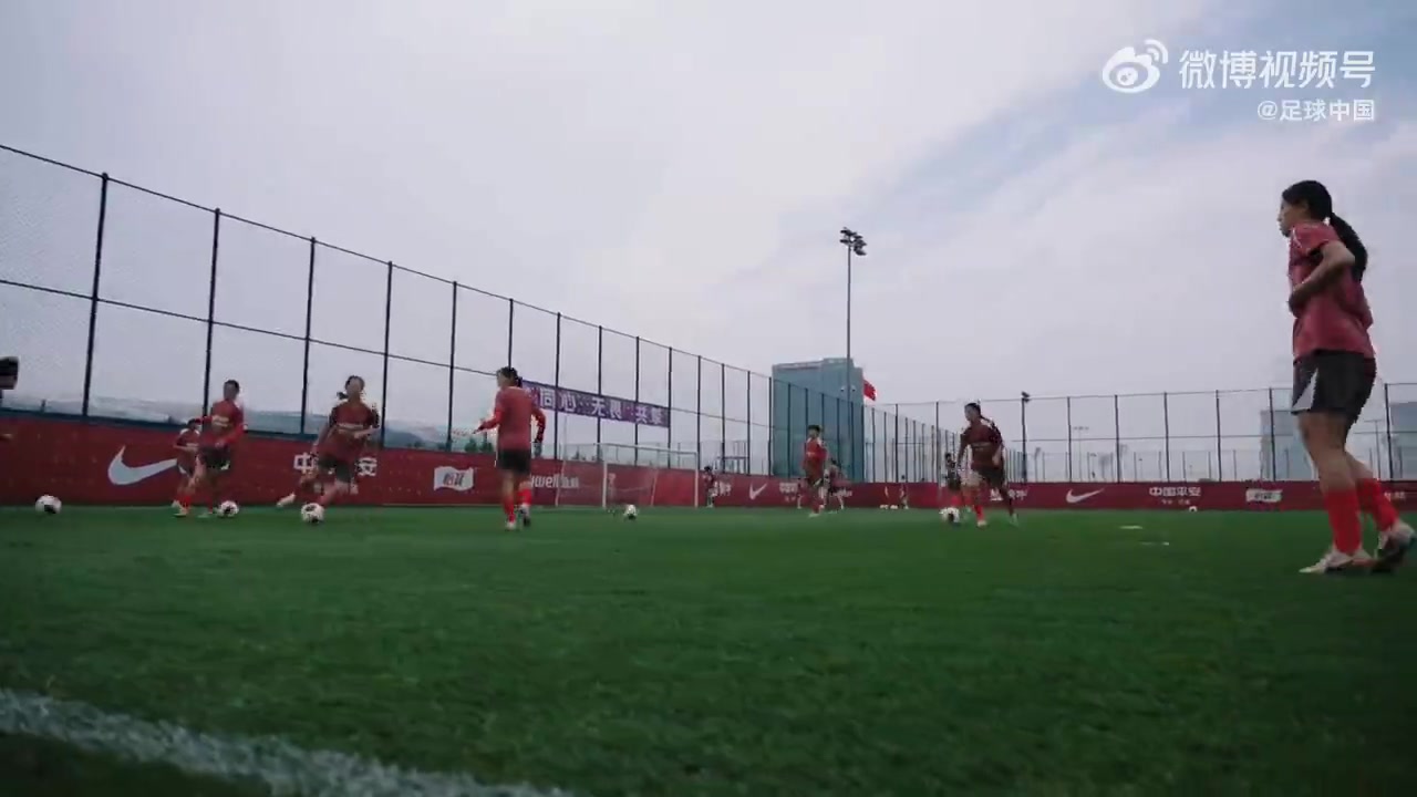 中国U17女足顺利结束国内集训，即将踏上摩洛哥世界杯征程。封面