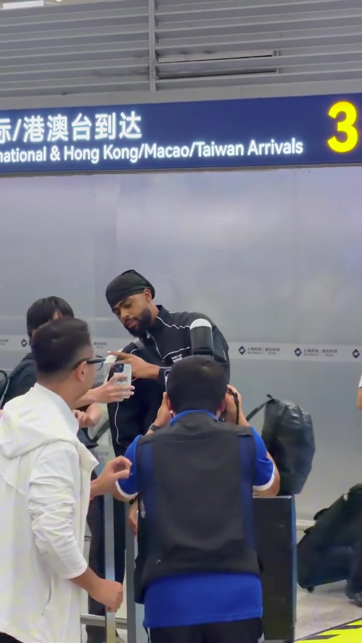 来了来了！拉塞尔抵达上海 在机场耐心给接机的球迷签名合影封面