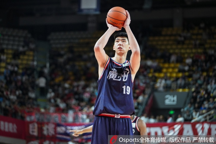 不在状态!徐昕替补17分钟5投仅1中拿5分4板 正负值-14封面