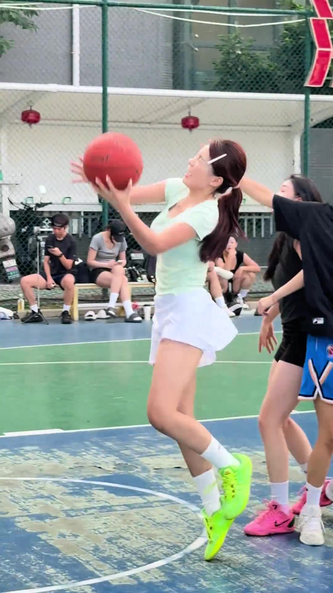 人这么好看还会打球😍这突破是真犀利 三分也够准封面