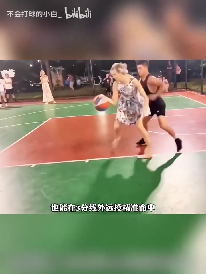 光脚穿着短裙闪耀野球场，这位篮球美女到底有着怎样的实力？封面