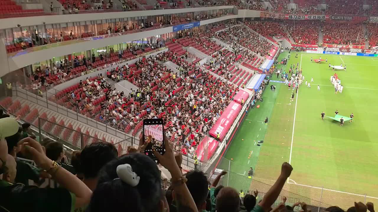 致敬远征军！实拍:国安球迷在海港主场的声势丝毫不输主队球迷封面