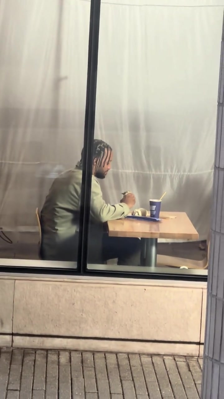 “想吃还不能吃的纽约之王”布伦森在街头拍摄美食广告... 😂封面