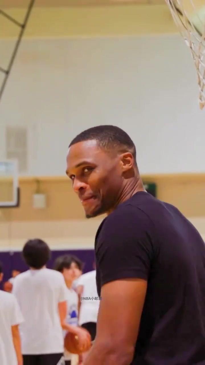 感受到了遗憾😞 训练营小学员问威少:“你真的是NBA球员吗?封面