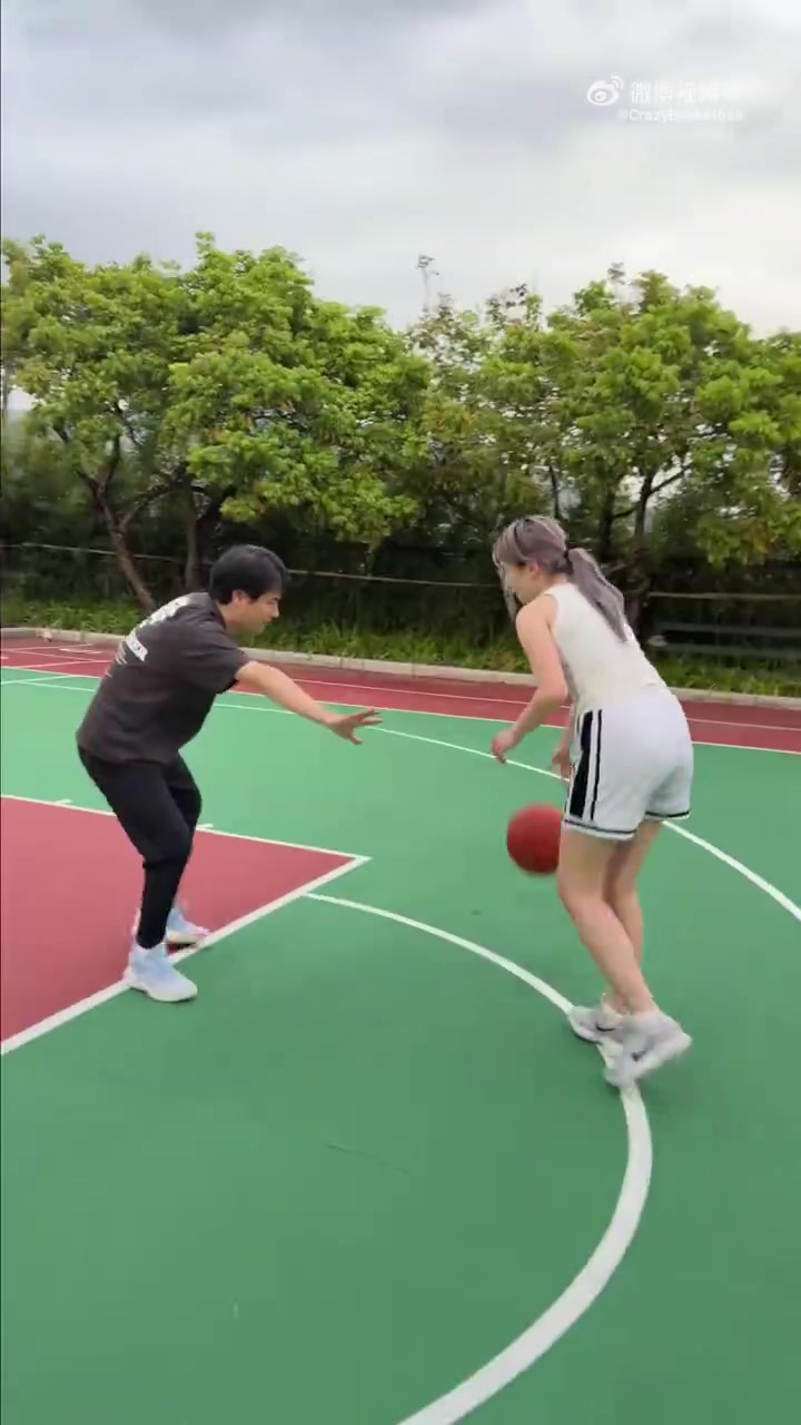 网友:我要是有这样的女球友,那我天天邀请她打😍封面