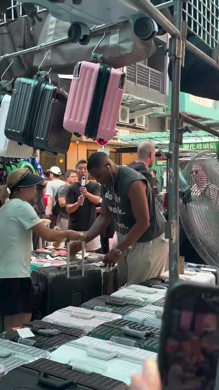 接地气啊！威少在香港游玩期间，随意下车到路边摊买了个行李箱封面