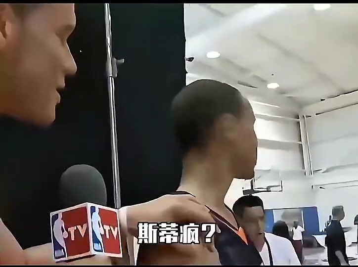 09年选秀后，年轻的格里芬采访库里，居然都没喊对库里名字😂封面