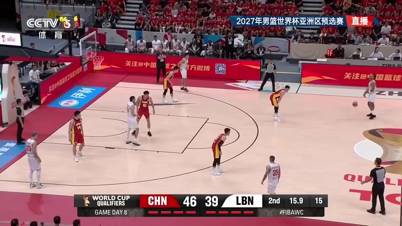 半场结束前，中国男篮防守没沟通好，被对手扔进三分迫近比分封面