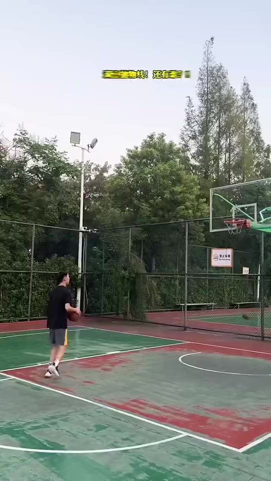 好家伙!这投篮弧度,文班骑着戈贝尔也盖不到啊😂封面