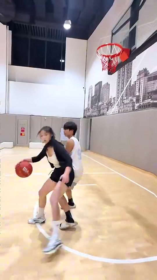 兄弟不怪你,就算是换我来估计也防不住她🙈封面