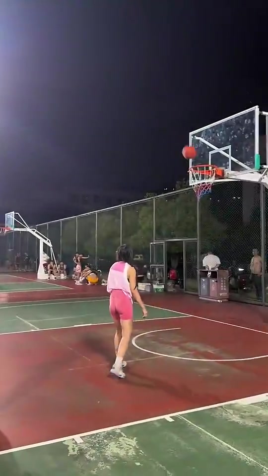 看NBA也就图一乐，想看对抗还得看美女小姐姐打野球🙊封面
