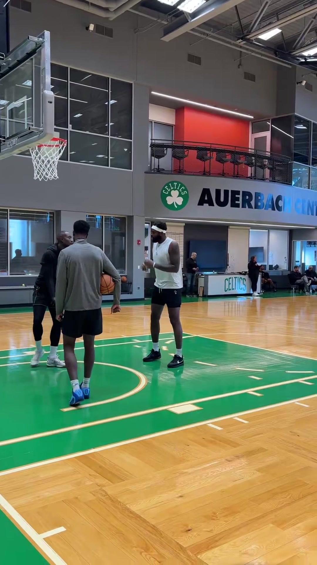 这是要开发投篮？👀米切尔·罗宾逊进行投篮发力练习封面