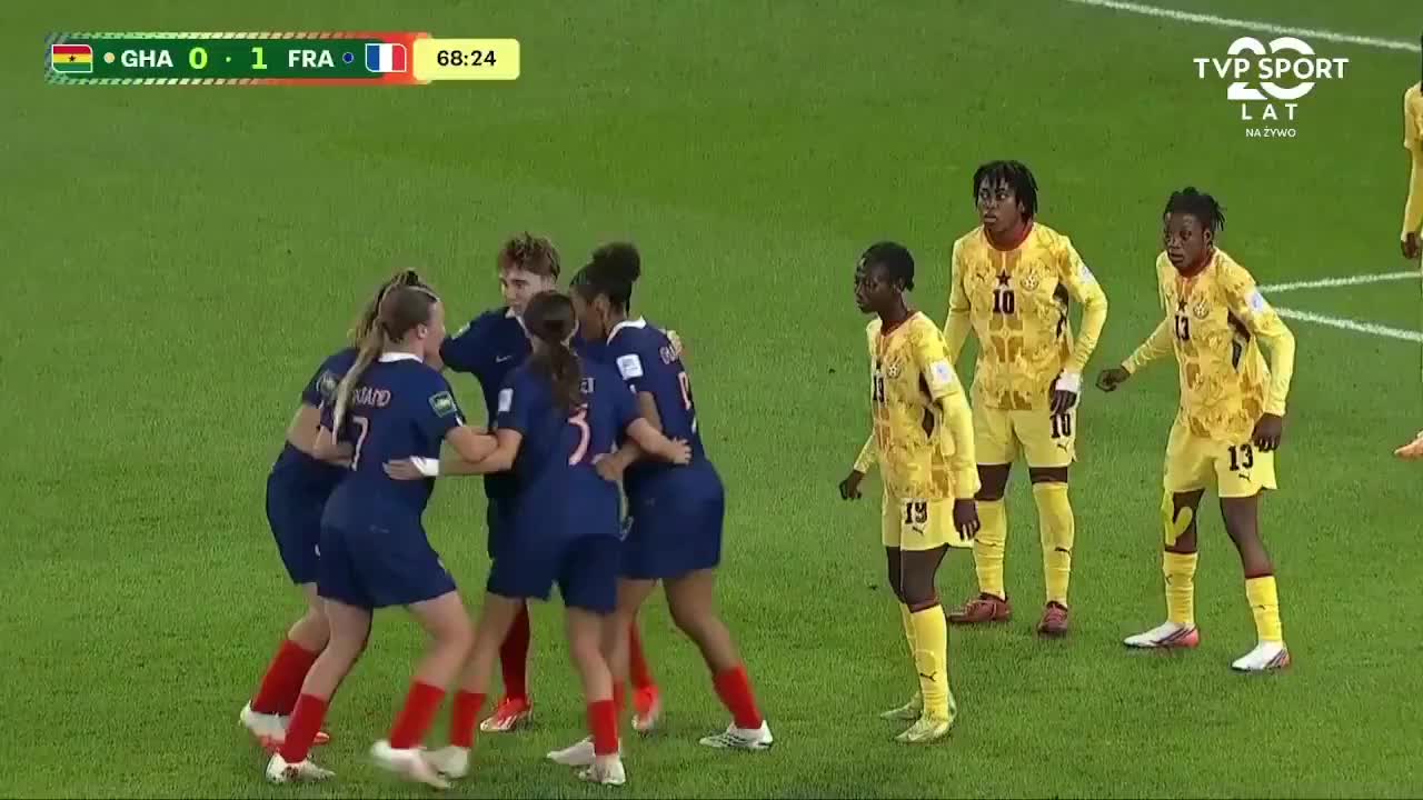 加纳U20女足球员看懵了🤣!法国女足转圈圈战术破门封面