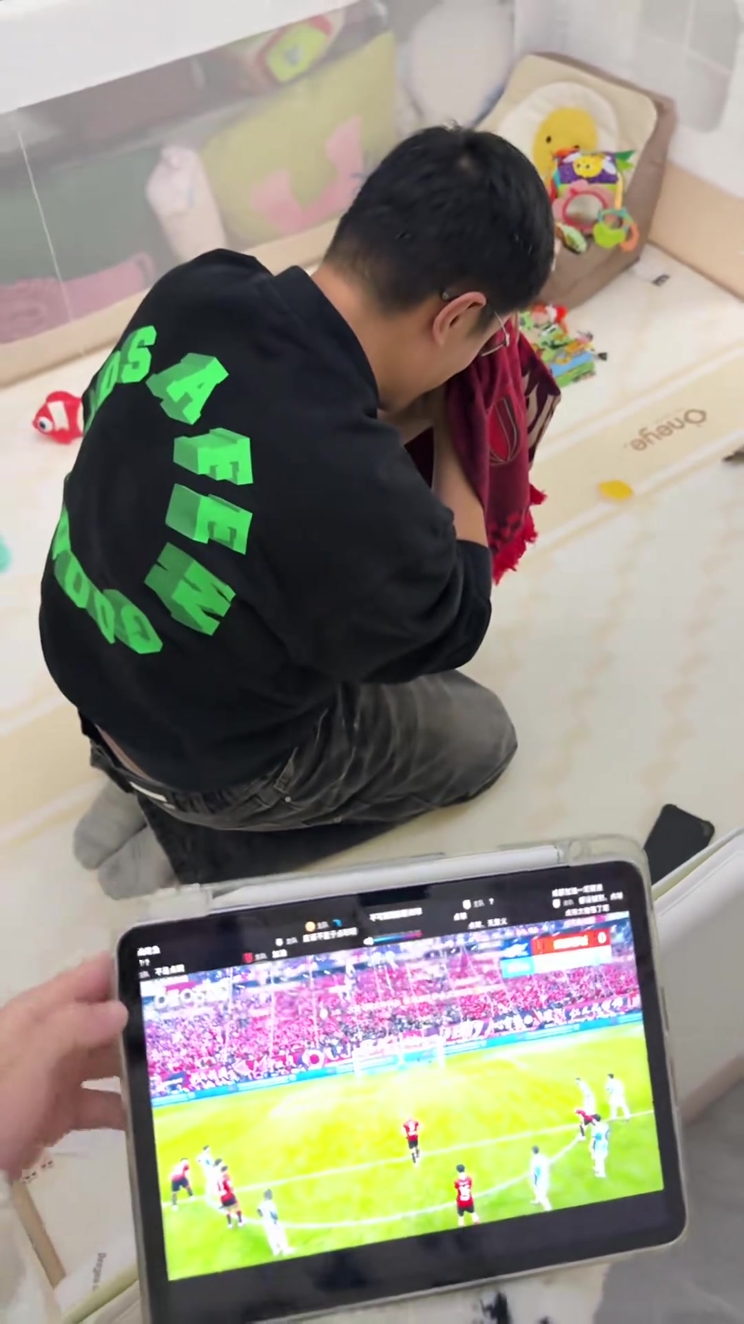费利佩主罚点球时蓉城球迷跪着祈祷,没想到被扑了!封面