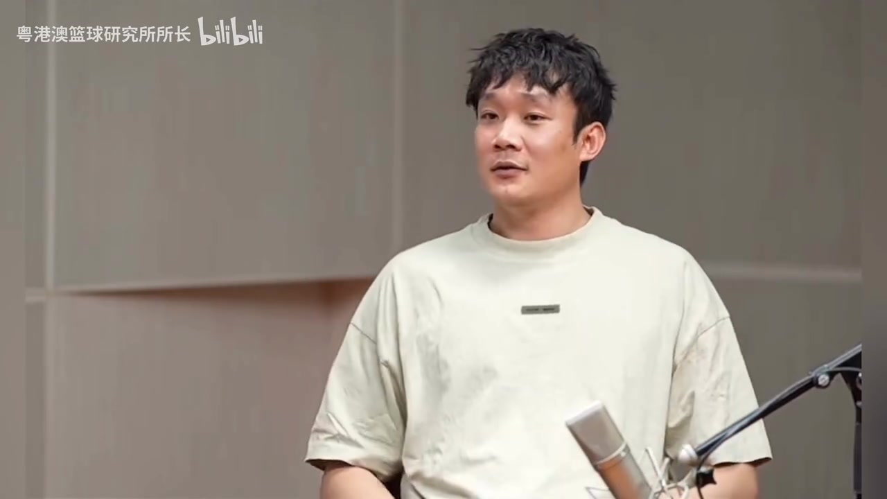 丁彦雨航曾透露：国家队时期和王治郅住一间宿舍，他真不玩手机封面