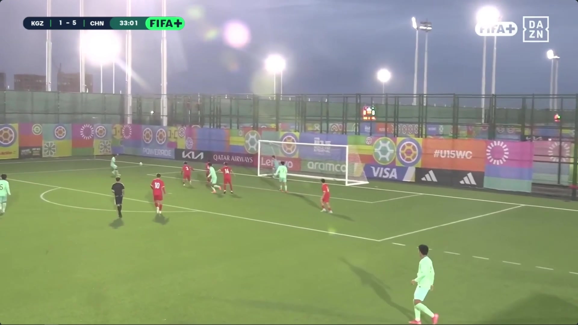 进球不断！禁区内低射破门 中国U15男足6-1领先封面