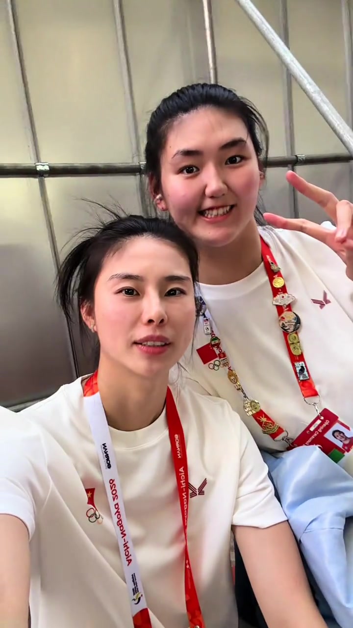 中国女篮加油！王思雨晒参加开幕式视频 张子宇入镜封面