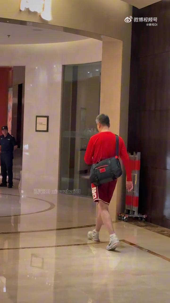 期待晚上好的表现！球迷在酒店前方实拍中国男篮队员们走出酒店封面