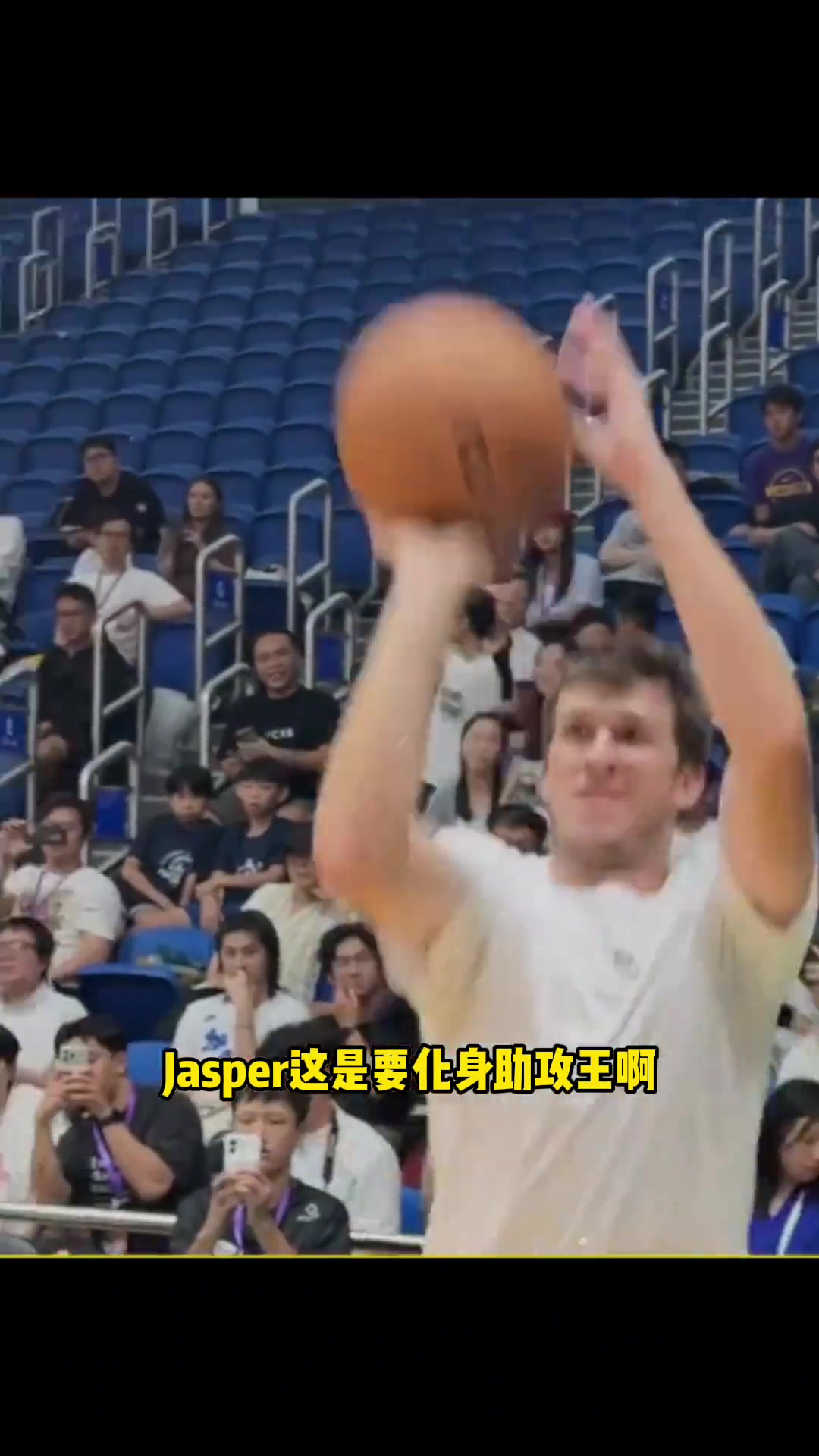 双星互动!陈小春儿子Jasper与湖人球星里夫斯下场互动🏀封面