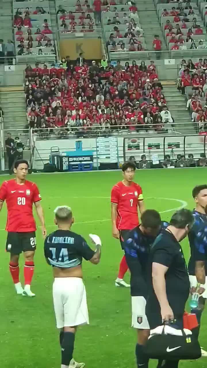 韩国vs乌拉圭友谊赛，本坦库尔给老队长孙兴慜拿水喝封面