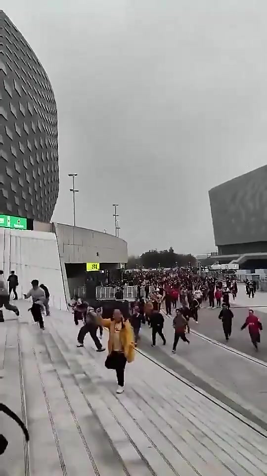 提前离场的成都蓉城球迷听说进球了冲刺返场，结果进球无效！封面