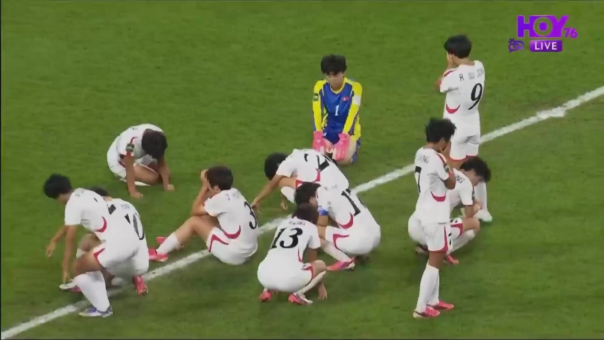 U20女足世界杯决赛朝鲜点球惜败西班牙，球员集体坐地痛哭😭封面