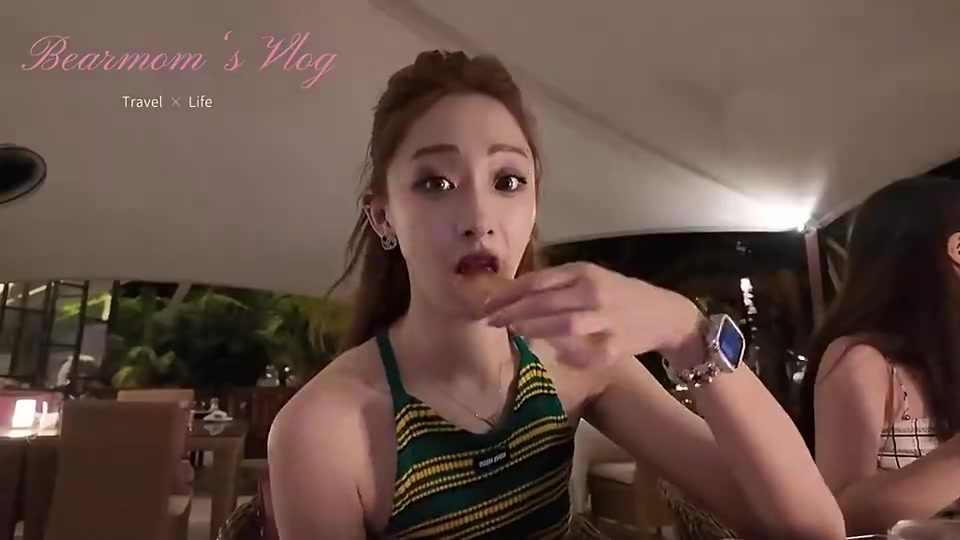 嫂子真美！😍翟晓川妻子晒一家在马尔代夫游玩的视频封面