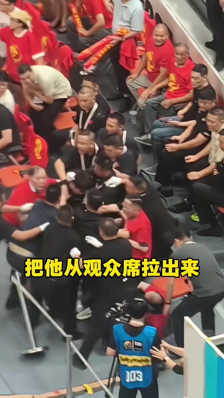 绝对故意的😡杨瀚森竟被自家球迷拿球砸！闹事者被保安迅速拉走封面