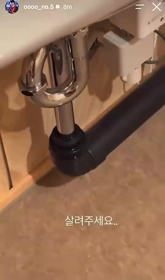 日本亚运会集装箱式宿舍漏水😂韩国男篮球员边俊亨晒视频求助…封面