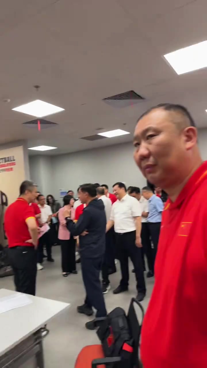 来自中国篮球名宿的疑惑!王治郅:关键这球怎么传的 我看着要丢封面