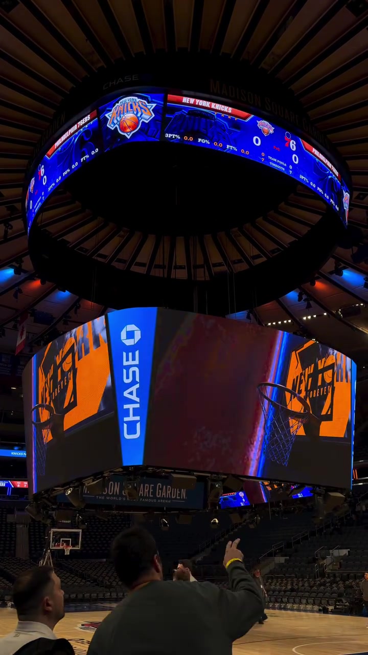 NBA的大屏幕原来这么大啊😮不仅特效绚丽 而且还可以升降封面