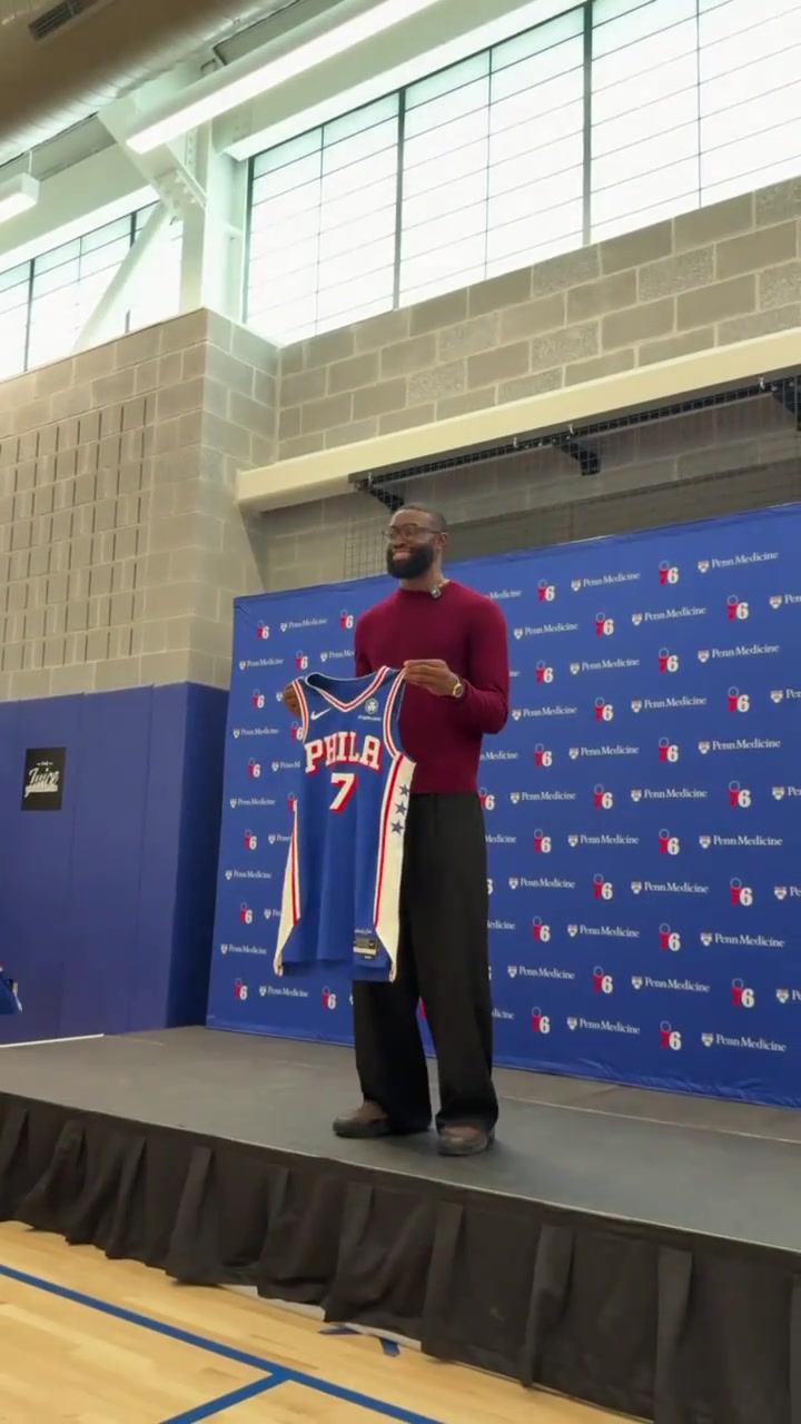 FMVP！杰伦·布朗发布会举起自己的7号76人球衣！封面